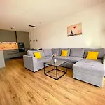 Appartamento Albere Modern - Old Town, King Bed & Balcony *