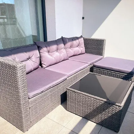 Albere Modern - Old Town, King Bed & Balcony Apartmán *