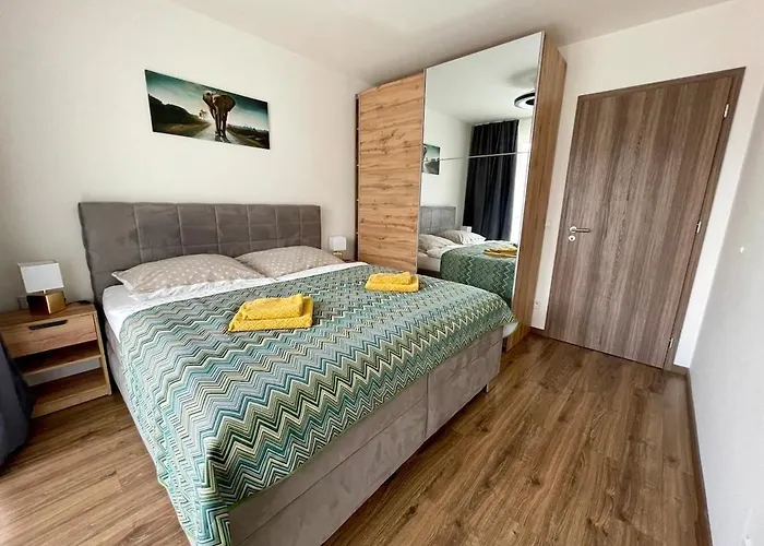 Albere Modern - Old Town, King Bed & Balcony Apartment