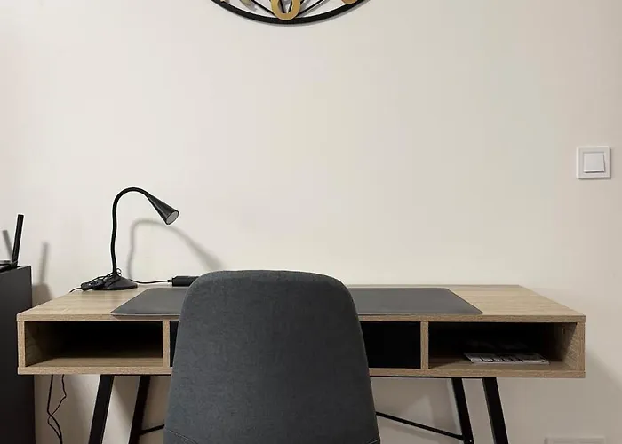 Albere Modern - Old Town, King Bed & Balcony