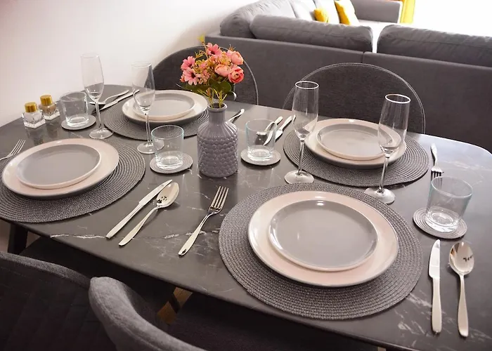 Albere Modern - Old Town, King Bed & Balcony