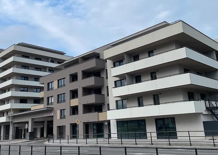 Albere Modern - Old Town, King Bed & Balcony Apartment